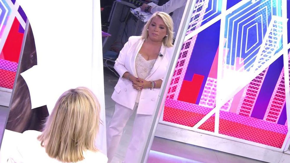 Carmen Borrego desvela su nueva imagen tras su operación de papada en el último programa de 'Las Campos'.