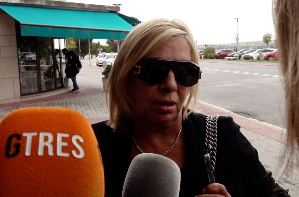 la hija de teresa campos regresa al tanatorio para su incineracion