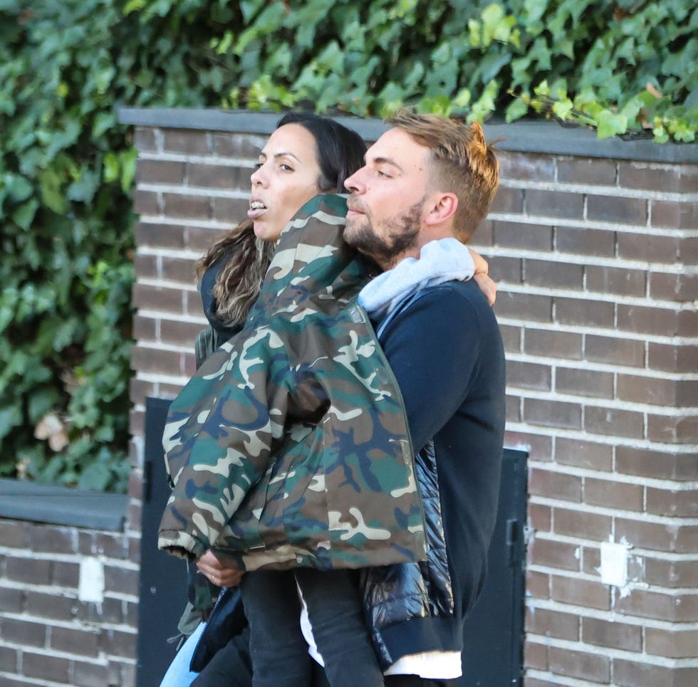josé maría y paola, embarazada, acompañados por el hijo menor de ella