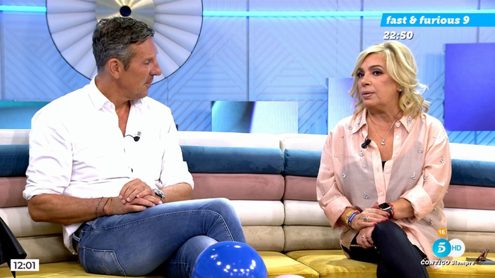 carmen borrego y joaquín prat sentados en el programa 'vamos a ver' en el estreno de la colaboradora