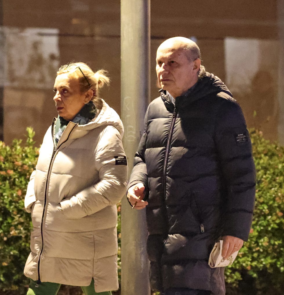 la hermana de terelu campos y su marido pasean abrigados por las calles de madrid