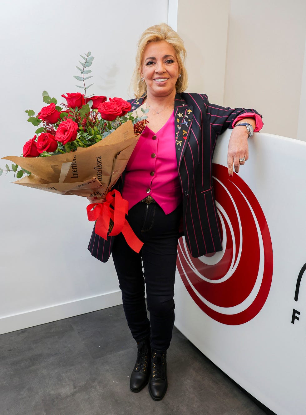 la colaboradora con un ramos de rosas rojas en la inauguracion de nails factory en toledo