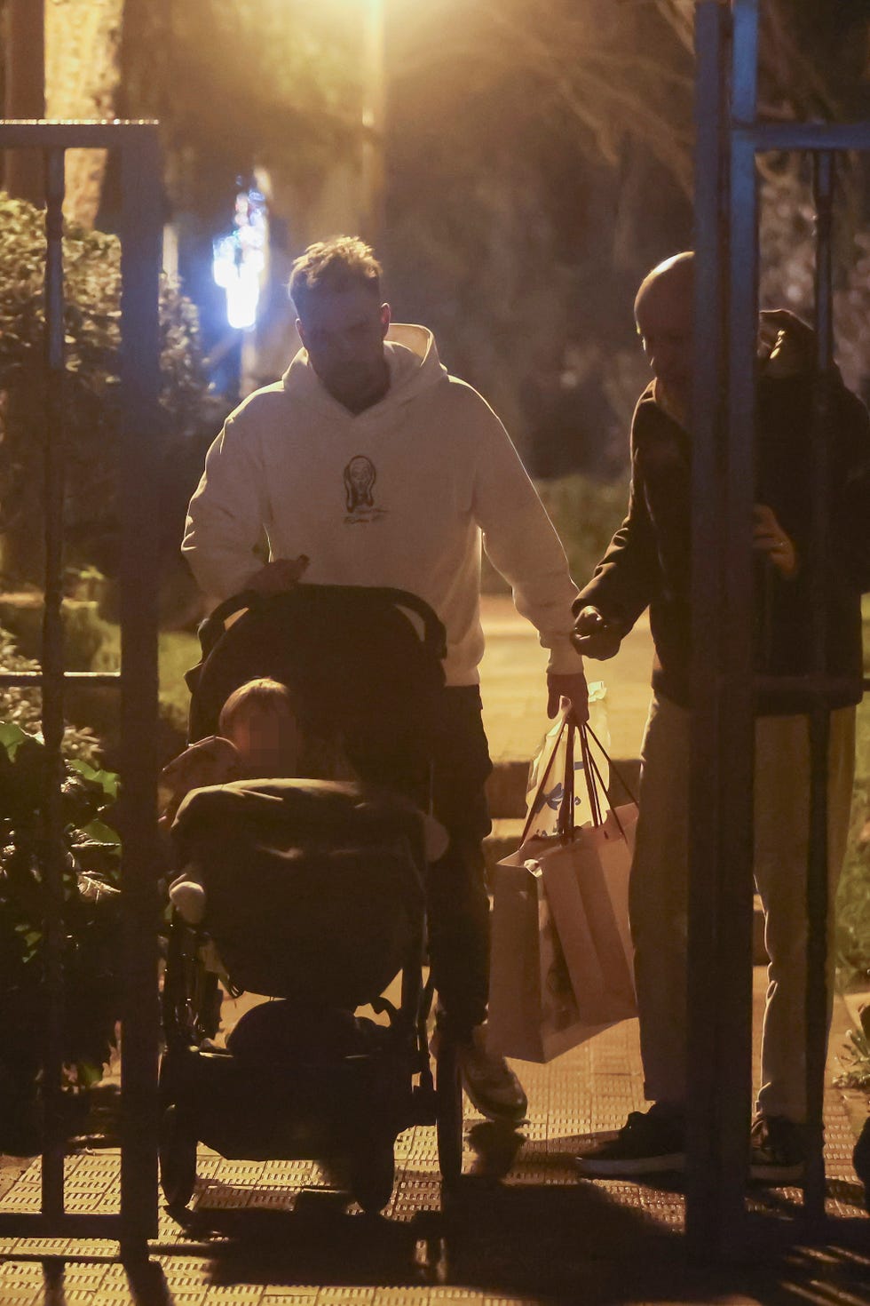 imagen del reencuentro y reconciliacion de carmen borrego y su hijo, jose maria almoguera, en casa de la colaboradora en madrid