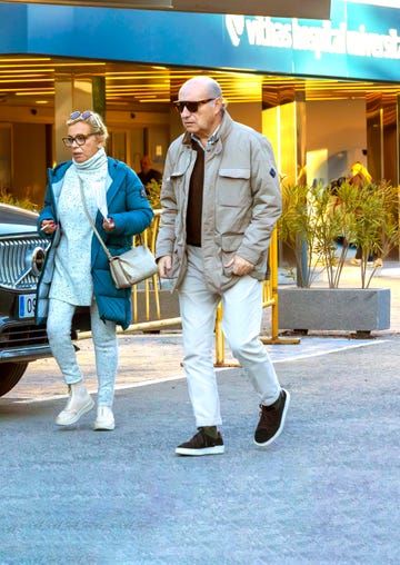 carmen borrego y jose maria bernal fuera de un hospital