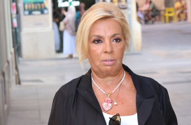 carmen borrego de negro y el pelo recogido