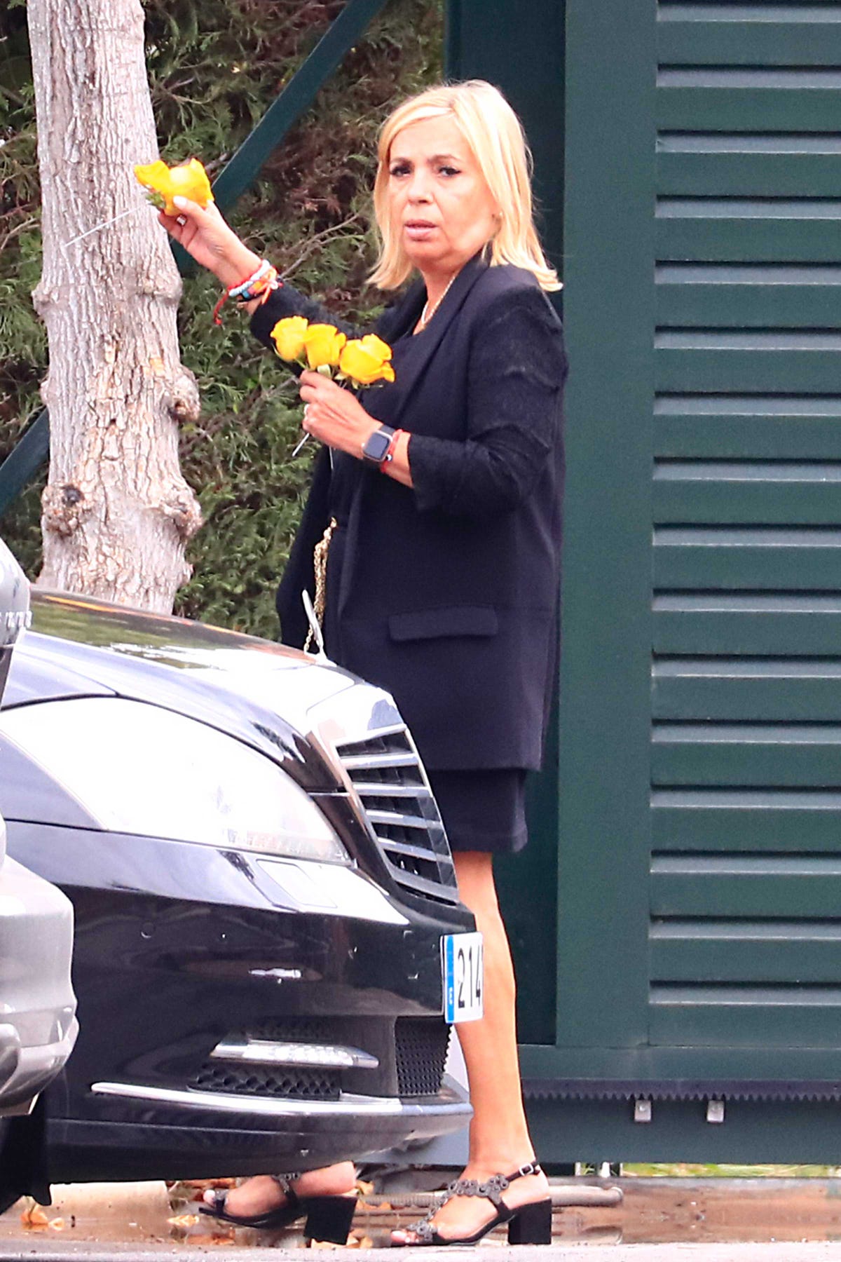 carmen borrego con flores amarillas en el funeral de su madre maria teresa campos