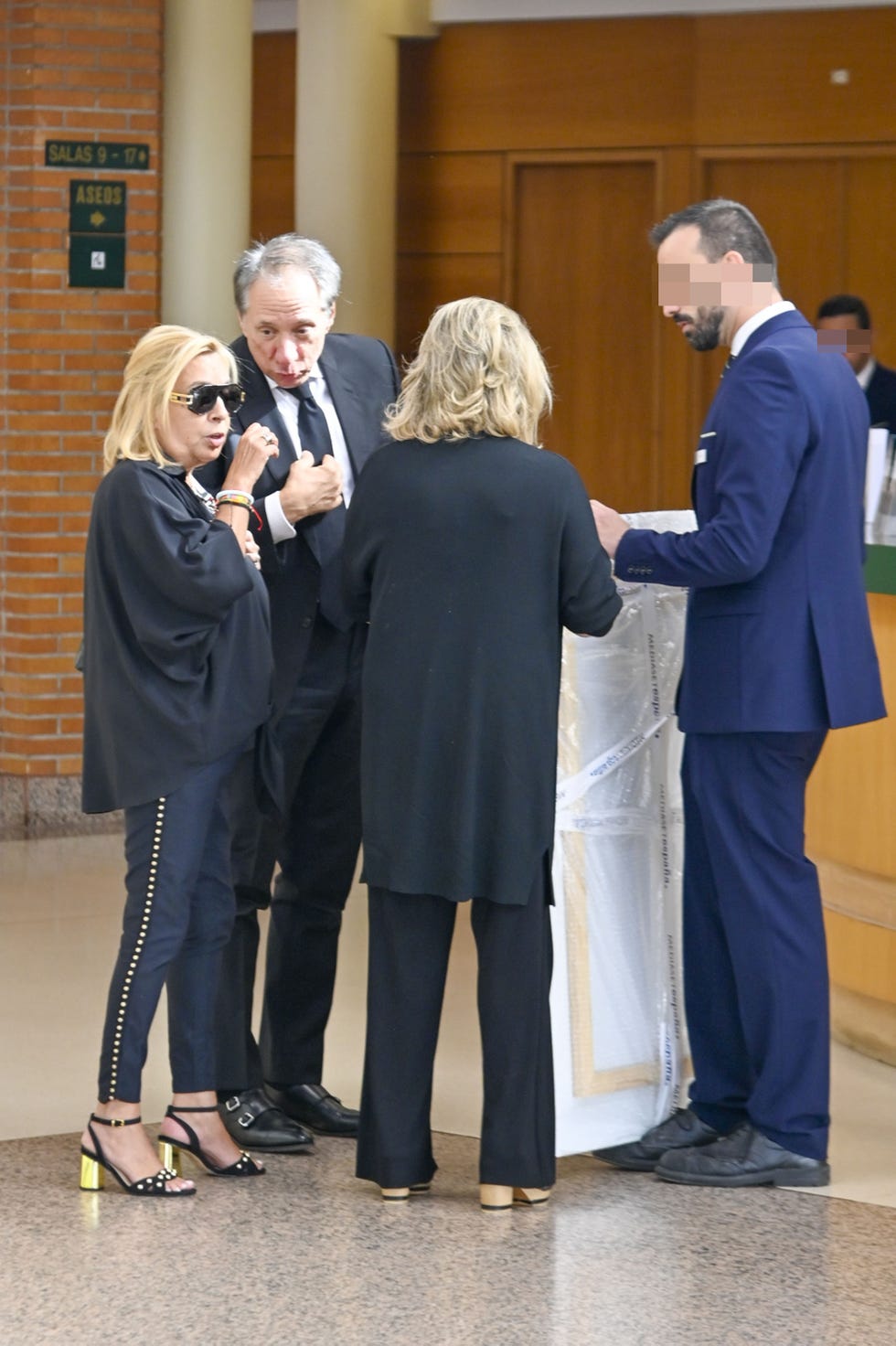 terelu campos y carmen borrego con el retrato de su madre