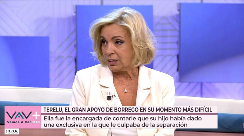 la colaboradora en el plato de telecinco con una americana blanca y top lencero del mismo color