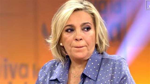 carmen borrego sentada en el plató de viva la vida