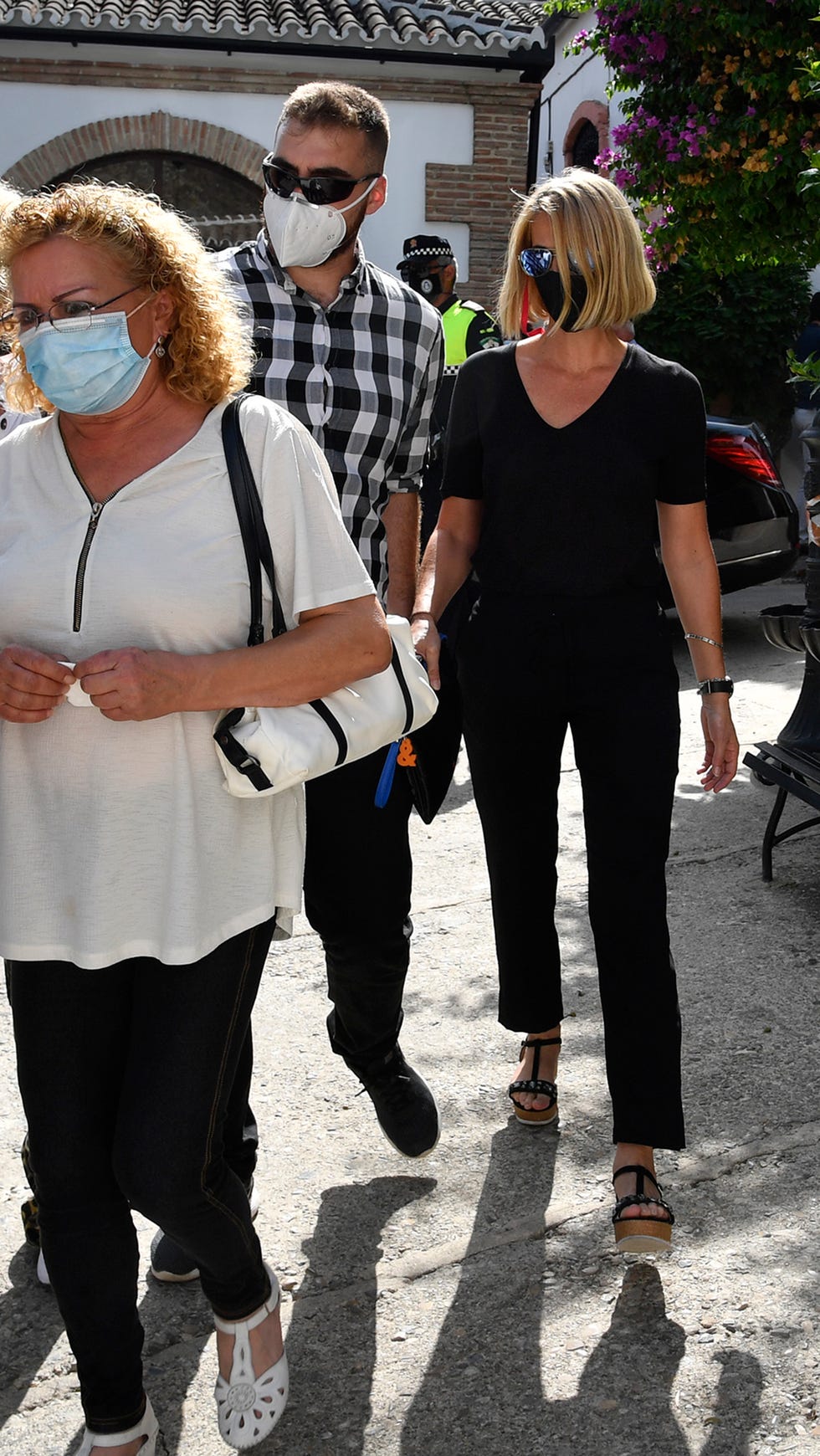 carmen janeiro y camila naranjo despiden a humberto janiero el día de su entierro