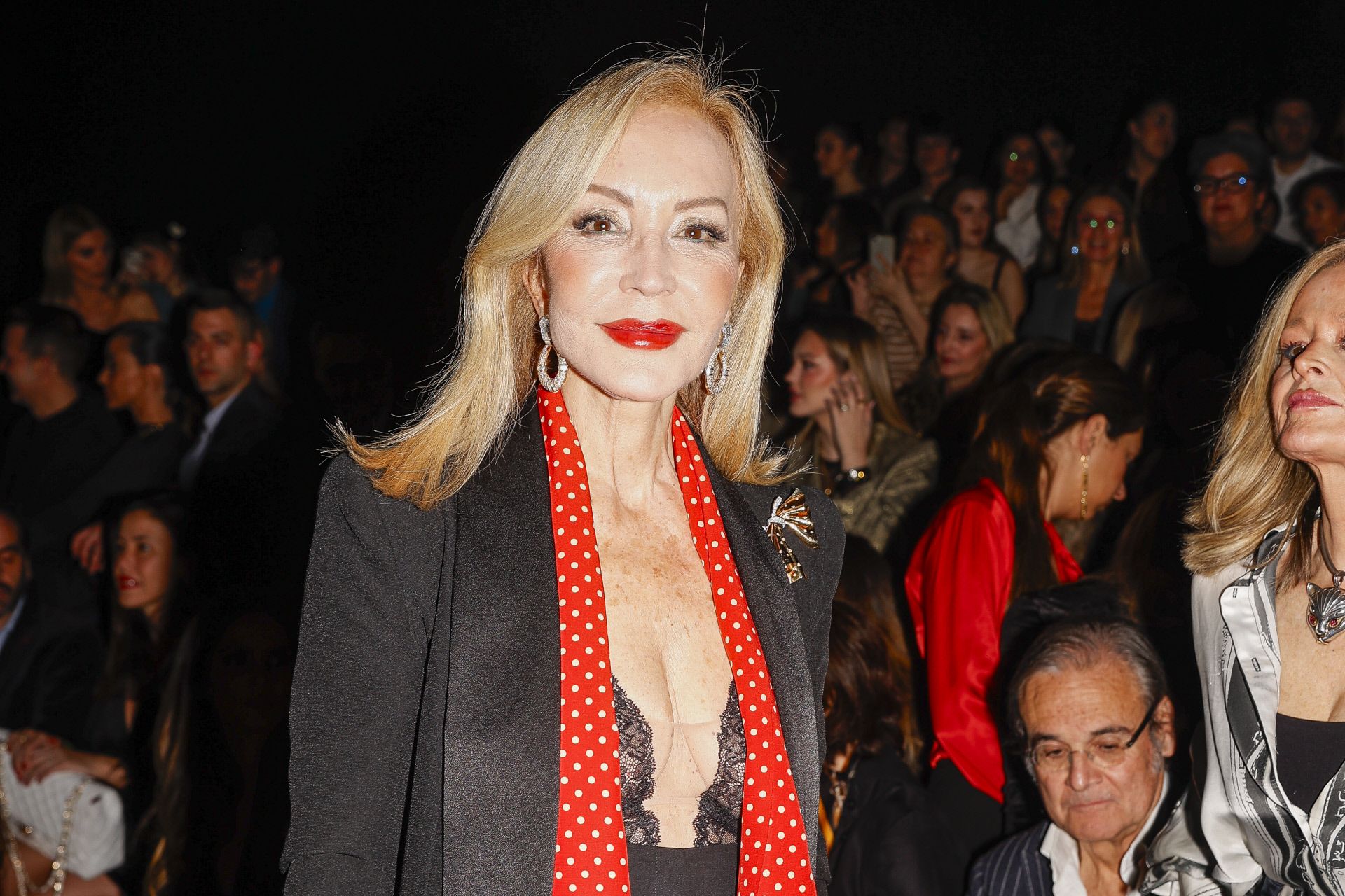 Carmen Lomana a sus 75 años deslumbra con la combinación más sexy para  llevar traje de chaqueta