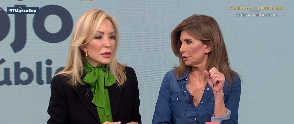 la colaboradora y la presentadora en el plato de antena 3
