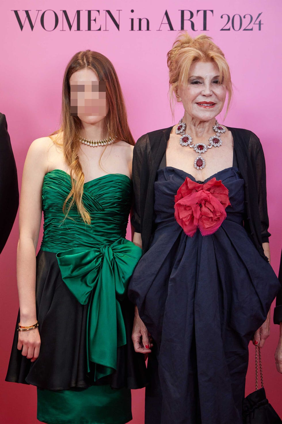 famosos en la fiesta haper's bazaar en la que se homenajea al arte y la figura de carmen thyssen que asistio con su hija