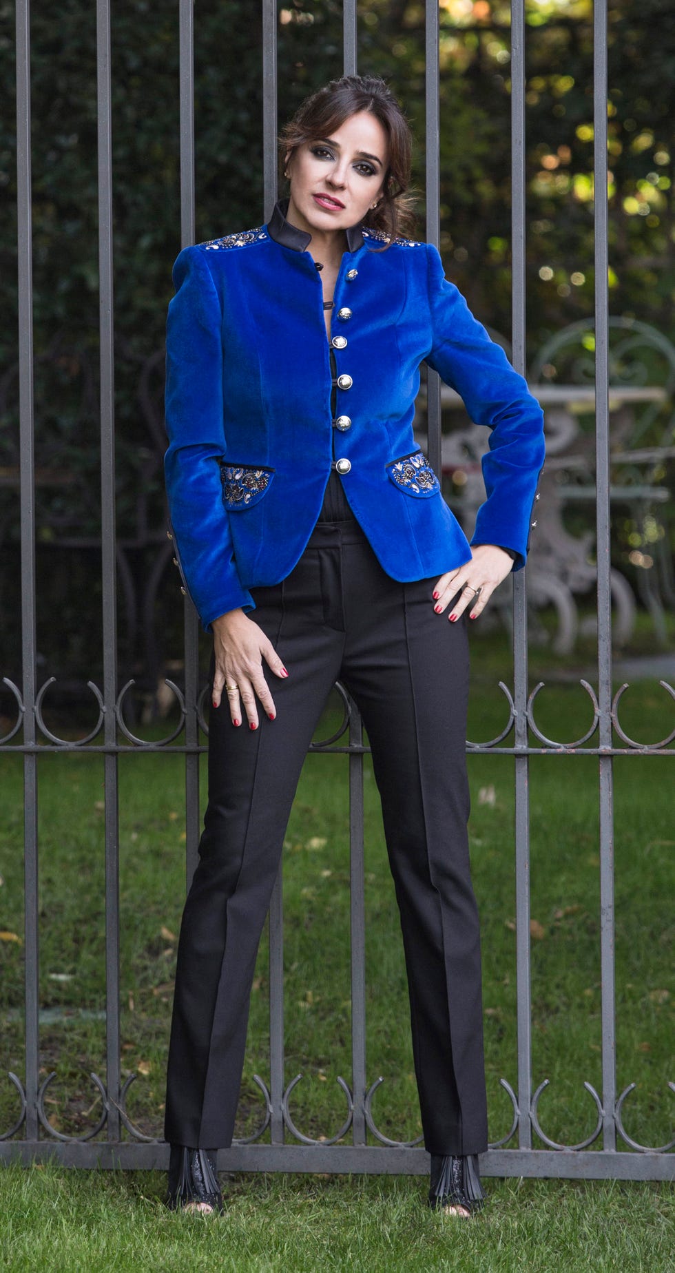 carmen alcayde, con chaqueta azul y pantalón negro, nos habla de su primer cuento infantil de su cuarentena