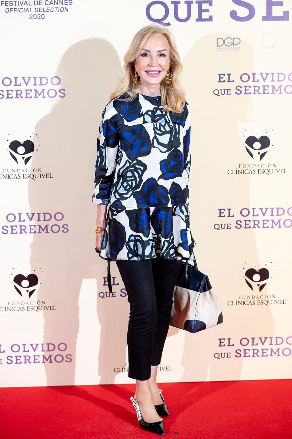 la socialité, con casaca estampada y pantalón negro, habla de sus gustos televisivos en un estreno de cine