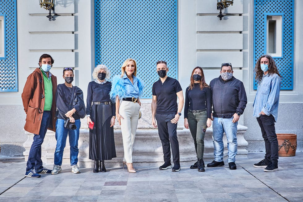 carmen lomana posa con el equipo de diez minutos