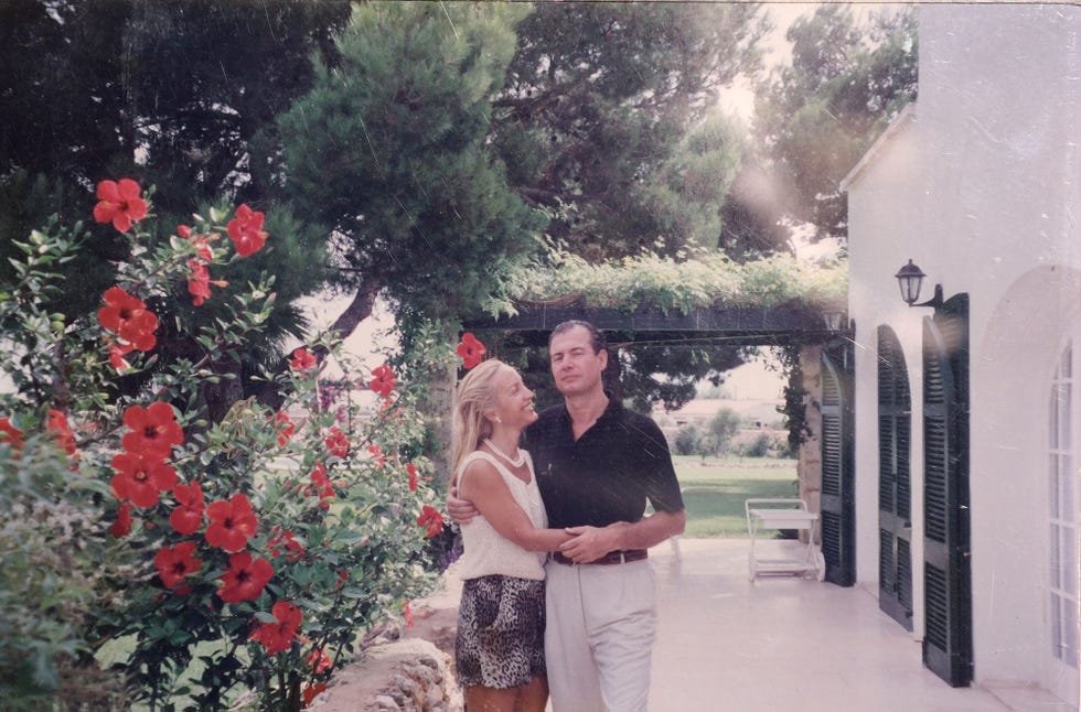 carmen lomana comparte su fotos favorita posa con su marido guillermo en su casa de menorca