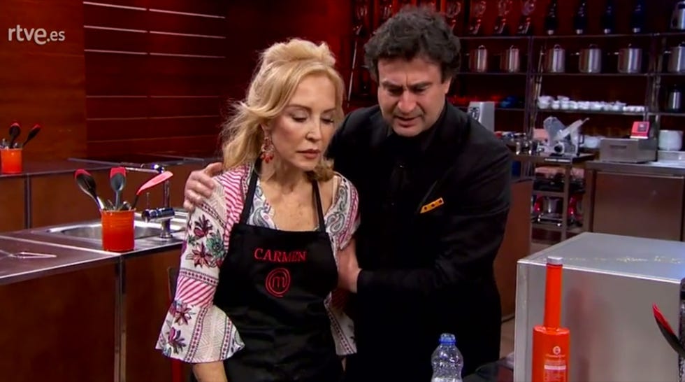 Pepe Rodríguez atiende a Carmen Lomana después de su desmayo en 'MasterChef Celebrity 3'