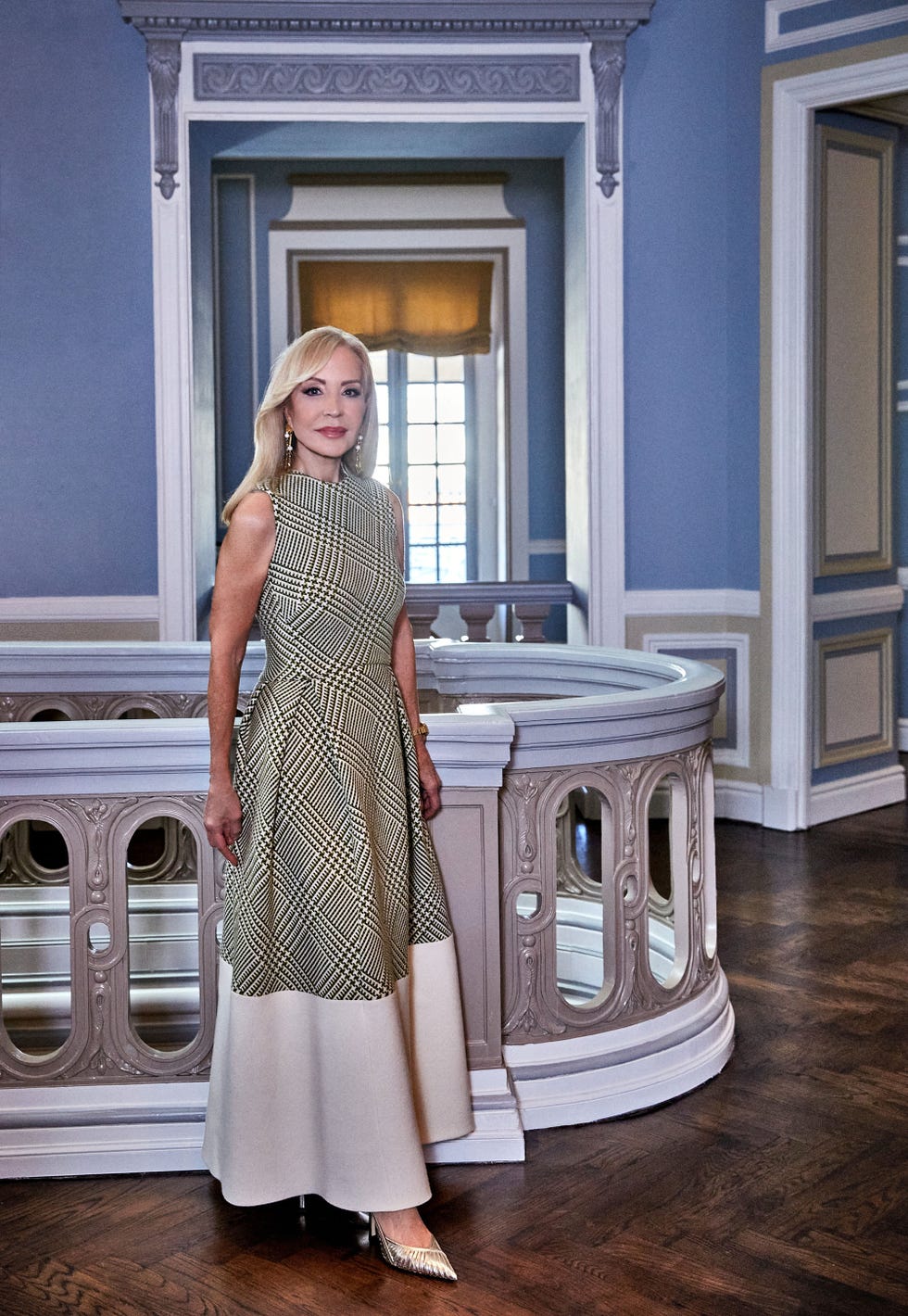 la socialité con un vestido de devota  lomba en uno de los salones del hotel santo mauro