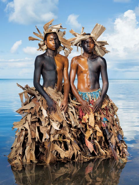 Guadeloupe  In spontane carnavalsoptochten op Guadeloupe slaan deelnemers die incarnaties van geesten uitbeelden op de dag vr Aswoensdag op trommels boulas die het publiek wakker moeten schudden De beschilderde lijven van deze jongemannen op het strand van BaieMahault staan voor hun afkomst half inheems half marron Van de 16de tot de 19de eeuw vervoerden Europeanen twaalf miljoen Afrikaanse slaven over de Atlantische Oceaan naar Noord en ZuidAmerika