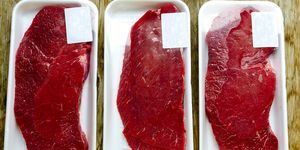 venta de bistecs de carne roja en un supermercado