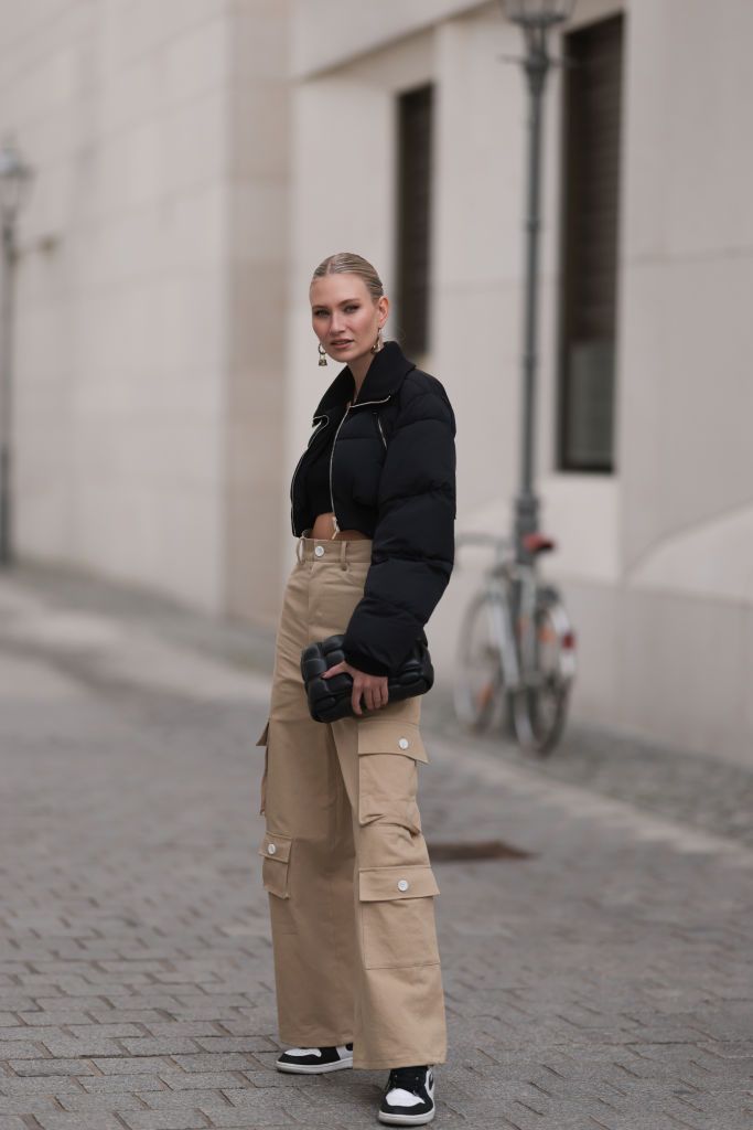 pantaloni beige moda inverno 2023 street style look come abbinare