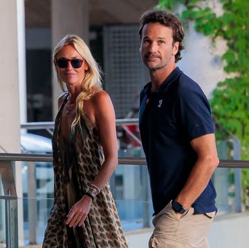 Carolina Cerezuela y Carlos Moya visitan a Jaime Anglada en el hospital carolina cerezuela, con un vestido largo de tirantes en tonos marrones, y carlos moya, con un polo azul, a su llegada a son espases