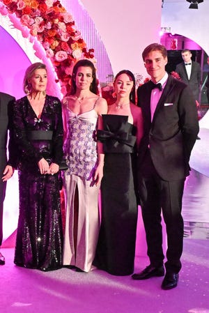 carolina de mónaco y carlota casiraghi en el baile de la rosa 2024