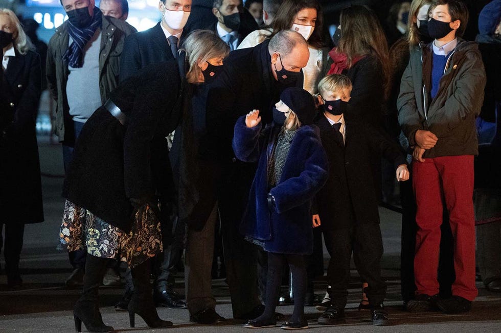 la familia real de monaco celebra la santa devota con la ausencia de charlene