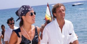 la princesse caroline de monaco en maillot de bain et son époux stefano casiraghi marchant sur une plage le 8 mai 1988 à saint tropez, france photo by patrick siccoligamma rapho via getty images