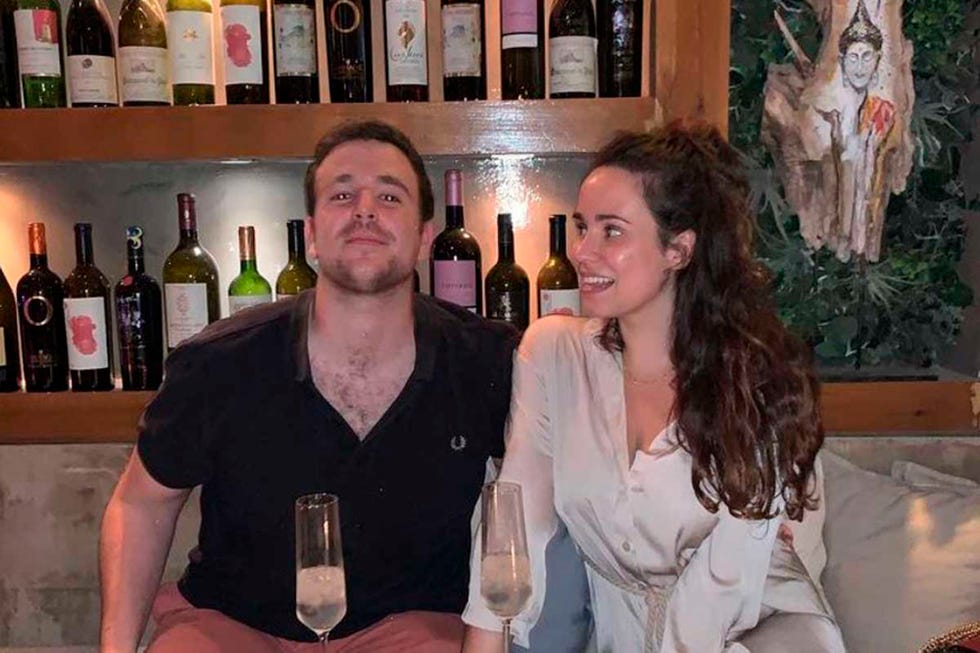 carolina monje comparte una foto inédita con aless lequio en la que se les ve, en un restaurante, muy sonrientes
