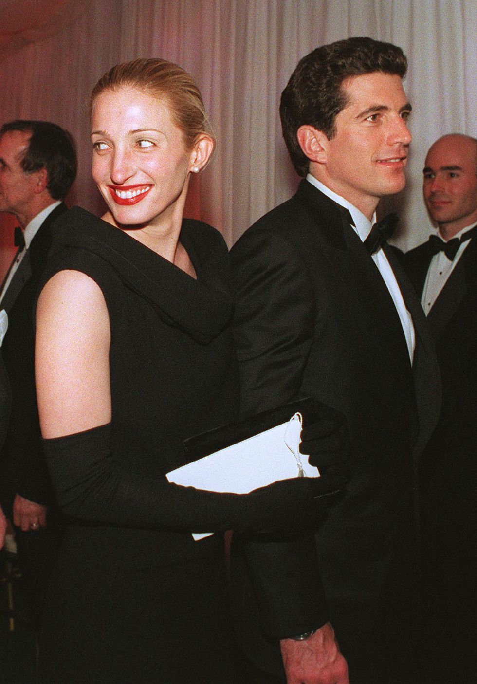 Carolyn Bessette Kennedy (L) and her hus