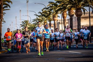 participantes corriendo en la carrera 10k de huelva 2019