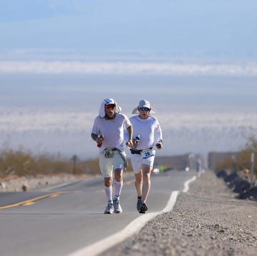 Ultramaratón Badwater 135: la carrera más extrema del mundo 217 kilómetros, una ascensión de más de 4.000 m por el desierto del Valle de la Muerte y temperaturas que rozan los 50º, así es la carrera Badwater 135