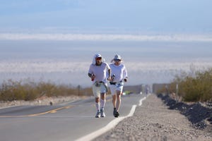 corredores en la la carrera de larga distancia badwater 135