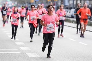 la tenista carla suárez participa en la carrera de la mujer, prueba deportiva contra el cáncer de mama, organizada por a asociación contra el cáncer y que ha contado con la participación de 18000 personas, este domingo, en barcelona