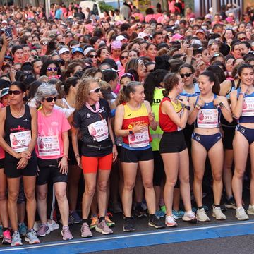 varias corredoras aguardan la salida de la carrera de la mujer en madrid
