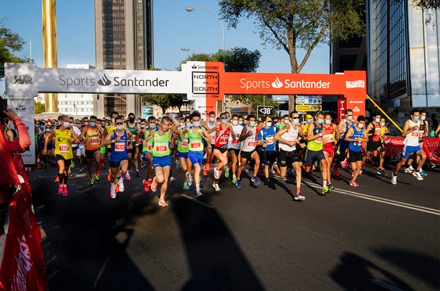 corredores en la salida de la carrera popular santander norte vs sur en madrid