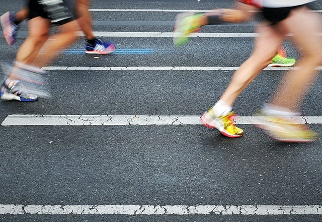 varios corredores compiten en una carrera popular