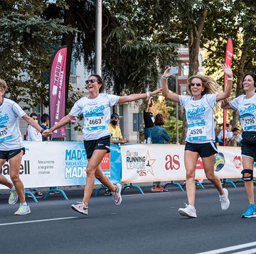 varias corredoras en la carrera popular madrid corre por madrid