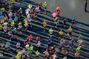 imagen aérea de decenas de corredores en el maratón de barcelona, que podría no celebrarse en el otoño de 2020 por el distanciamiento social para no transmitir el covid 19 que afecta a las carreras