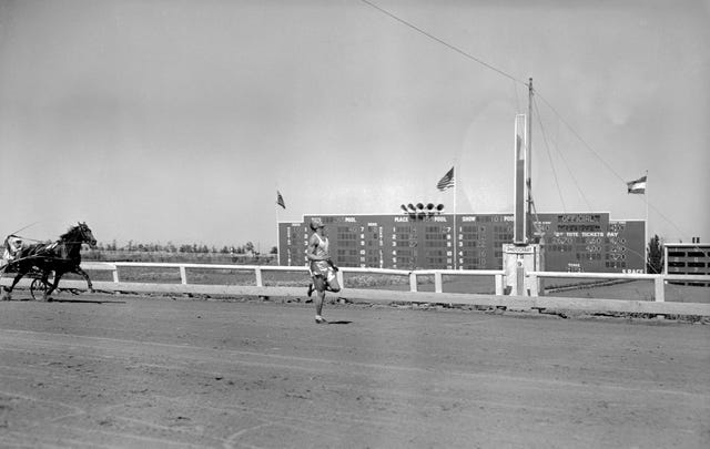 jesse owens midiéndose a un caballo en un hipódromo sobre la distancia de 100 yardas una de las varias carreras de humanos contra caballos