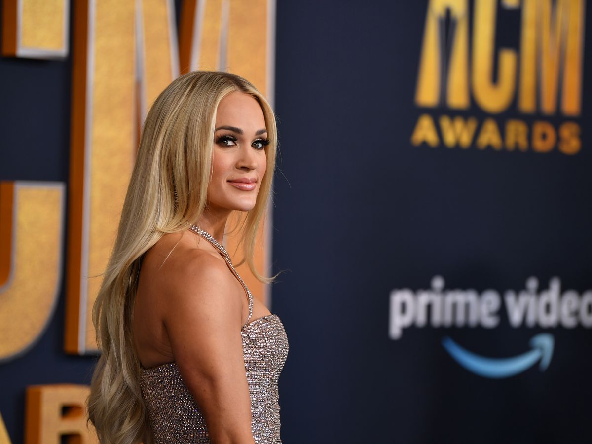 Watch Carrie Underwood's Jaw-Dropping Entrance at the 2022 Academy of Country  Music Awards