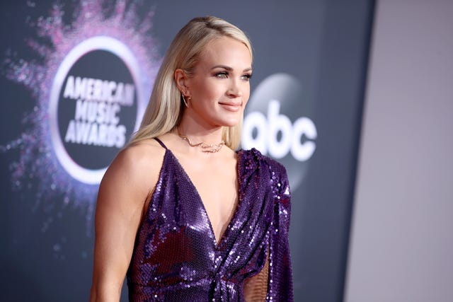 Carrie Underwood shares snap of her and family celebrating