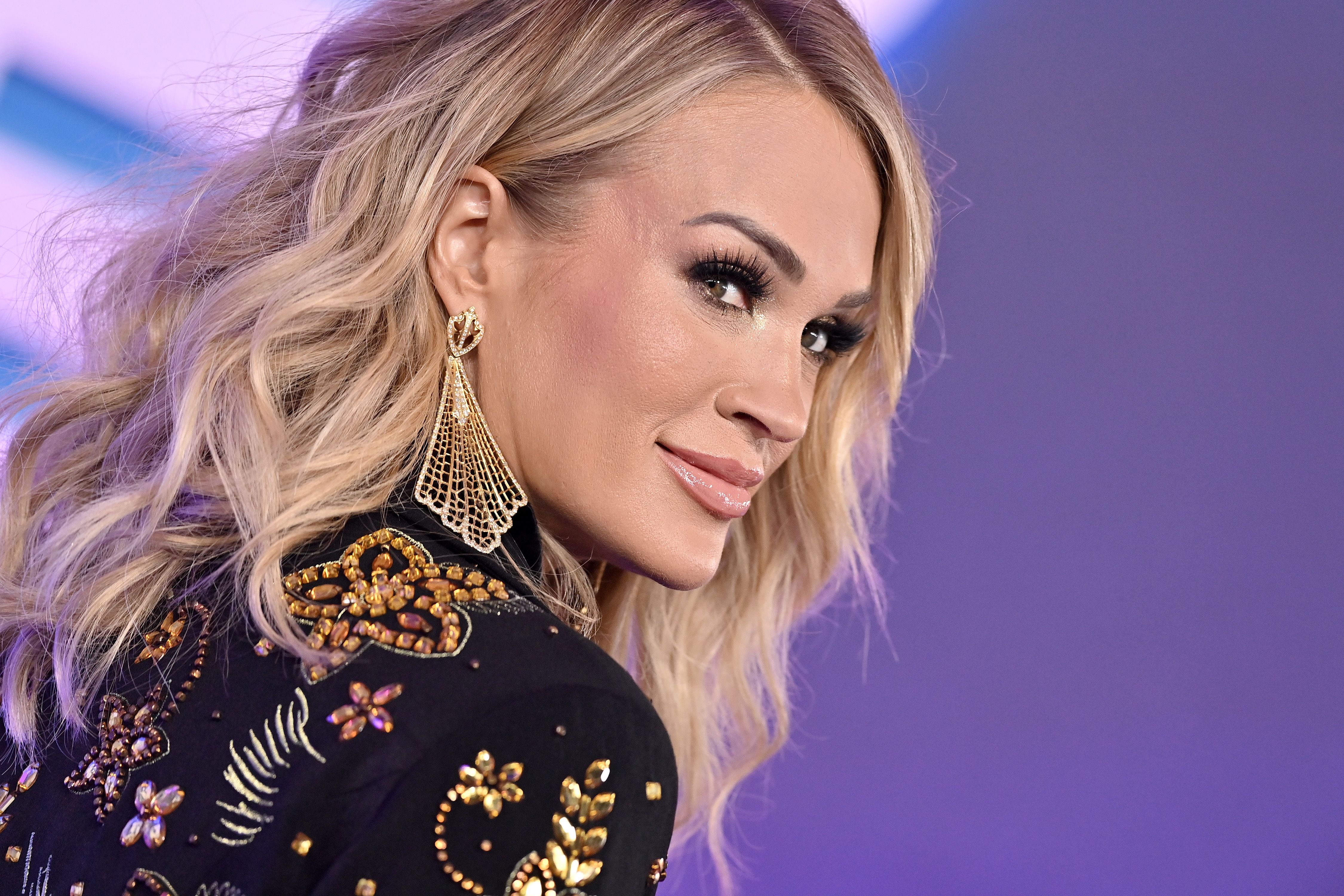 Yes, Carrie Underwood's new concert tour will hit SF