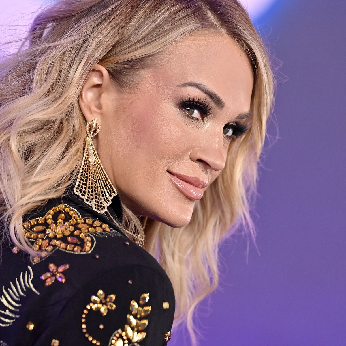 Yes, Carrie Underwood's new concert tour will hit SF