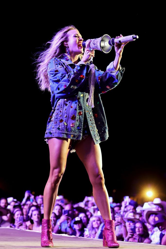 Carrie Underwood's Shorts Are  SHORT  Music festival fashion, Summer  festival outfit, Festival fashion