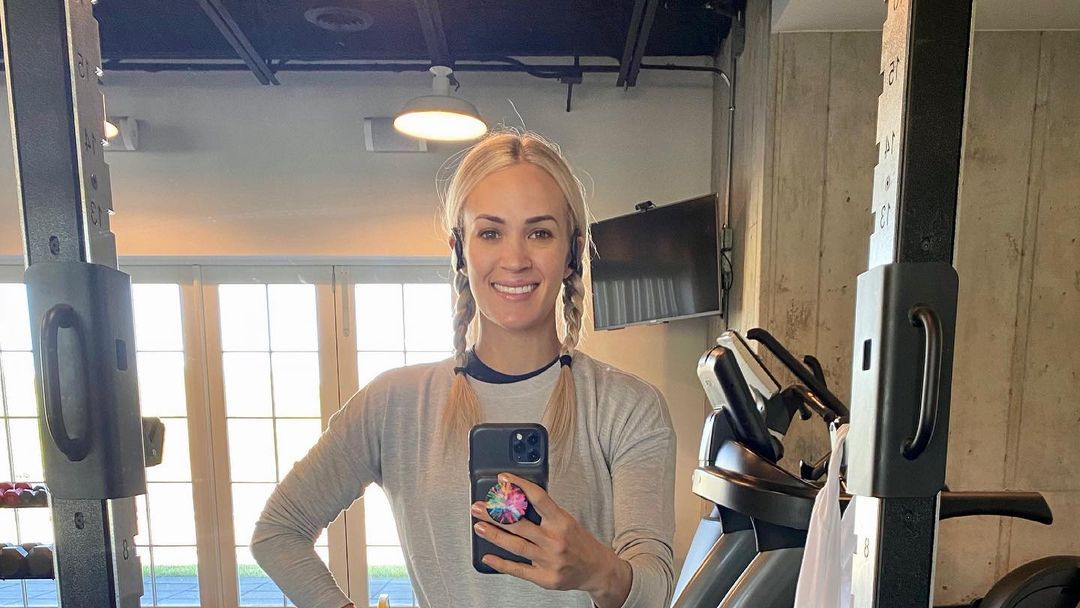 Fans Are Obsessing Over Carrie Underwood's Genius Walk-In Closet Hack on  Instagram - Yahoo Sports