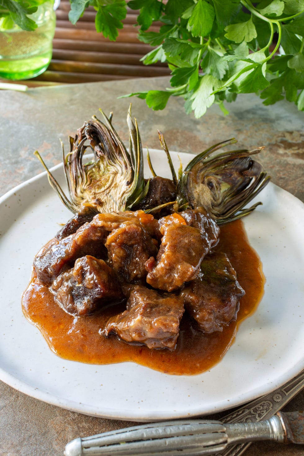 carrilleras guisadas con alcachofas