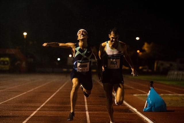 fernando carro supera a daniel arce justo antes de la línea de meta en ibiza